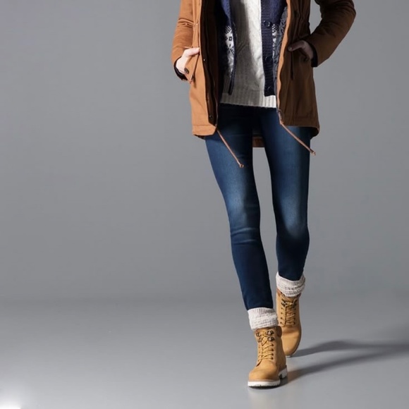 Timberland Skyla Bay 6" Boot, Nubuck Leather with High-Top Style - Picture 2 of 14